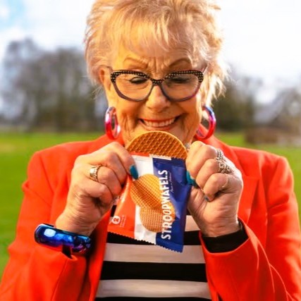 Geniet van authentieke Nederlandse karamel stroopwafels, wekelijks vers gebakken. Perfect op warme thee of koffie. Bestel nu bij snoepwinkel candymixmatch.com