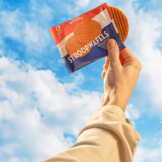 Geniet van authentieke Nederlandse karamel stroopwafels, wekelijks vers gebakken. Perfect op warme thee of koffie. Bestel nu bij snoepwinkel candymixmatch.com